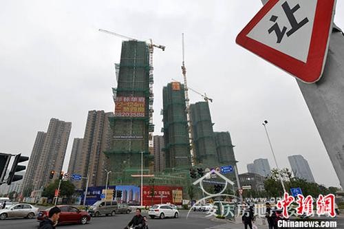 資料圖：售樓人員向顧客介紹樓盤。 中新網(wǎng)記者 金碩 攝