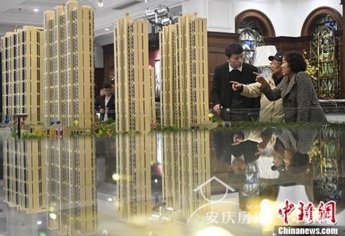 資料圖：置業(yè)顧問(wèn)為民眾推薦商品房戶型。 中新社記者 韋亮 攝